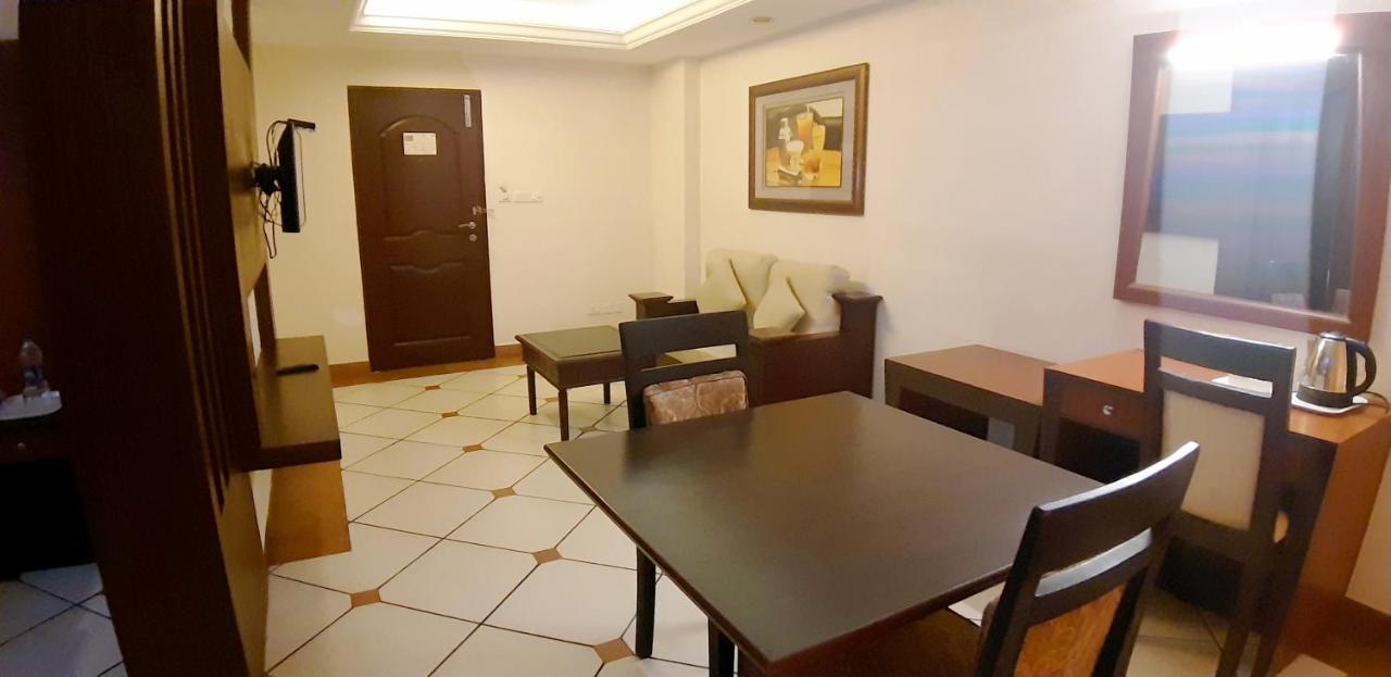 Emarald Hotel Cochin Kochi Ngoại thất bức ảnh