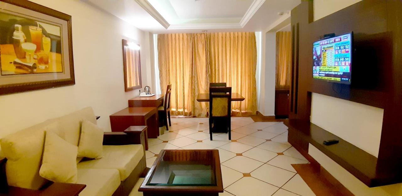 Emarald Hotel Cochin Kochi Ngoại thất bức ảnh