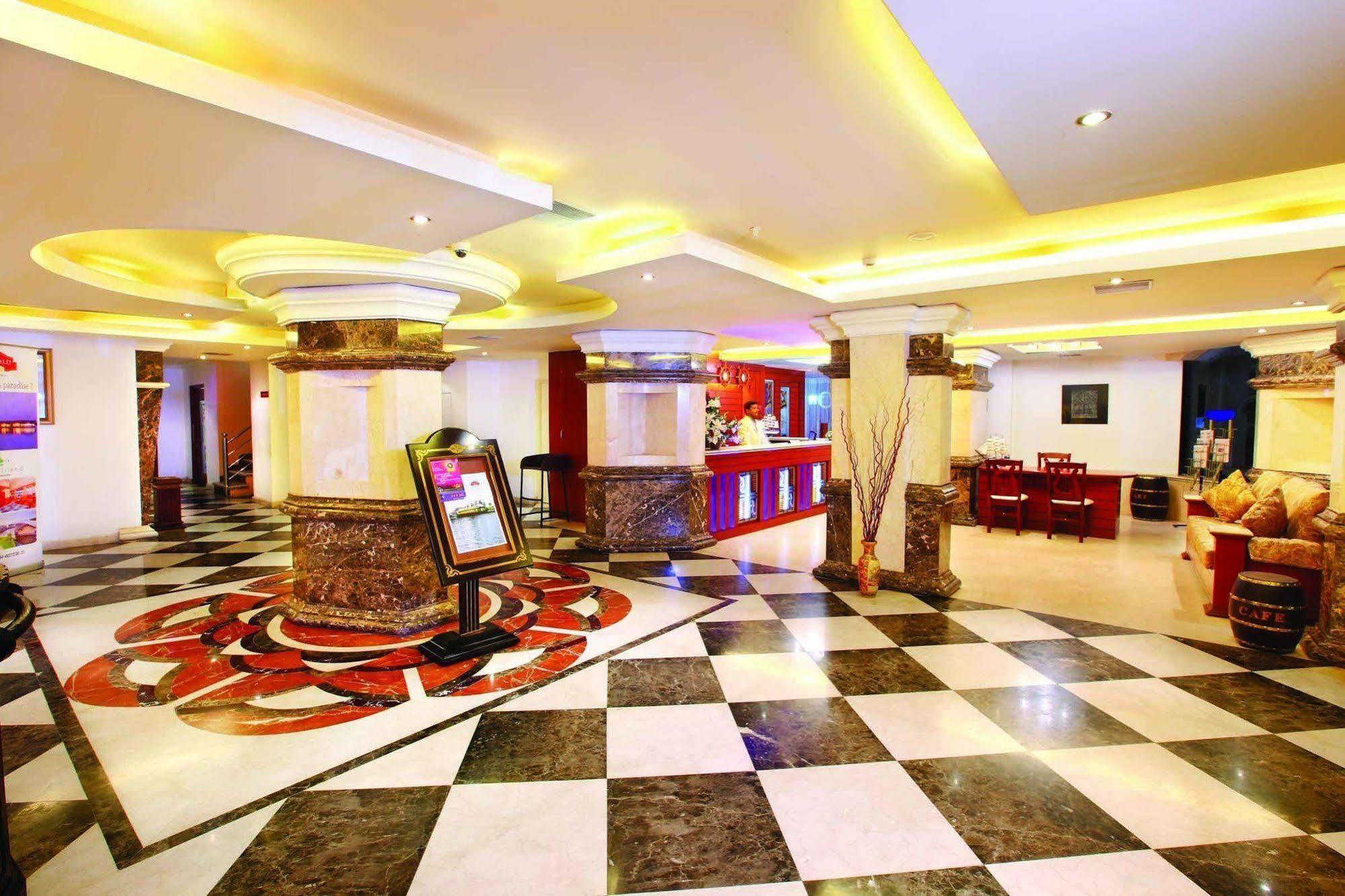 Emarald Hotel Cochin Kochi Ngoại thất bức ảnh