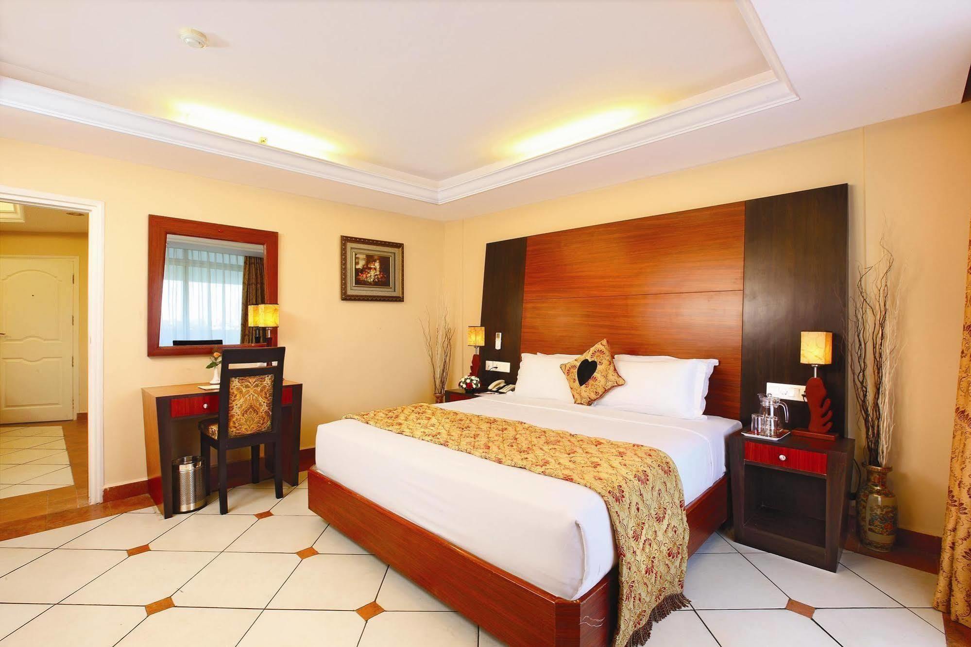 Emarald Hotel Cochin Kochi Ngoại thất bức ảnh